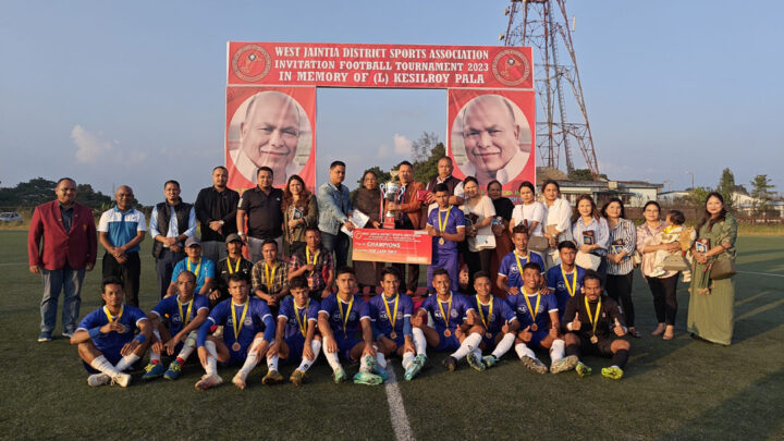 Ryngkat ka khusnam pisa ba T. 5 lak rah ka Mukhla FC ïa ka (L) Kesilroy Pala Invitation Mukhla-FC