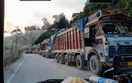 Ïaid beit ka jingïakhih pakhang surok NH-6 ka JAC ba pahara ki paidbah trok