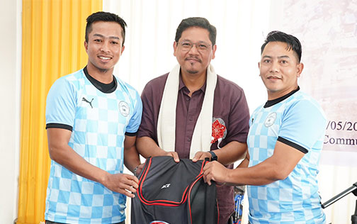 Da ki tiar ïalehkai kriket noh synñiang u CM sha ki klob na Upper Shillong conrad