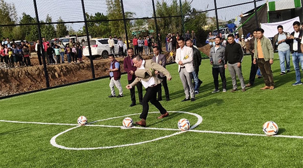 Plie u Bah Paul Lyngdoh ïa ka madan Futsal ha San Shnong Secondary School paul