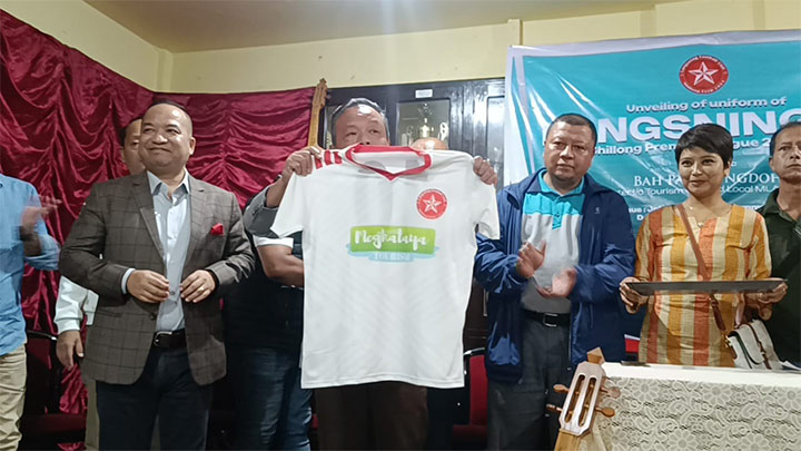 Pyllait paidbah u Bah Paul ïa ki ‘Jersey’ ka Langsning FC jersey